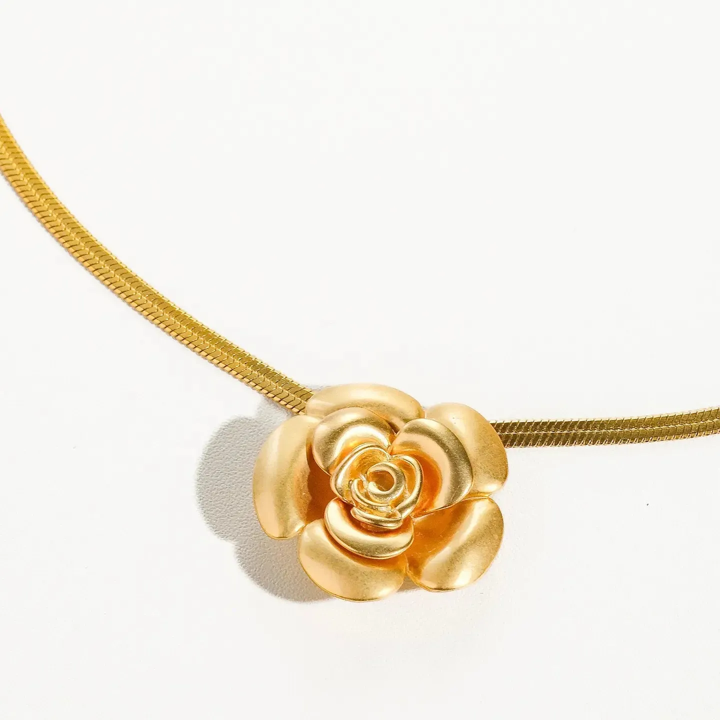 18K GOLD VINTAGE FLORAL NECKLACE