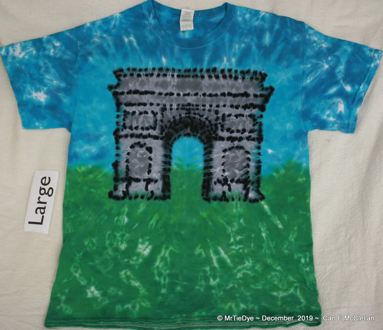 Adult Large Tie-Dye Arc De Triumphe tee